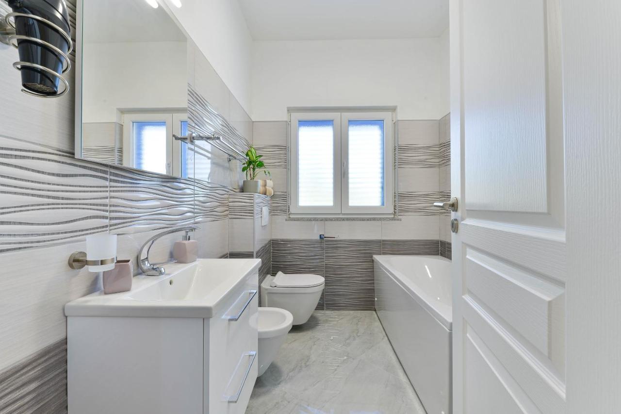 Family Friendly Apartments With A Swimming Pool Zadar - 18098 Zewnętrze zdjęcie