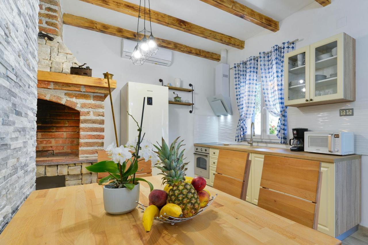Family Friendly Apartments With A Swimming Pool Zadar - 18098 Zewnętrze zdjęcie